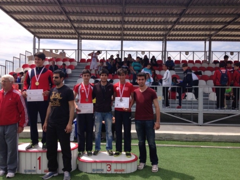 Düzce'de Atletizm Müsabakalarında Sporcular Madalyalarla Döndü