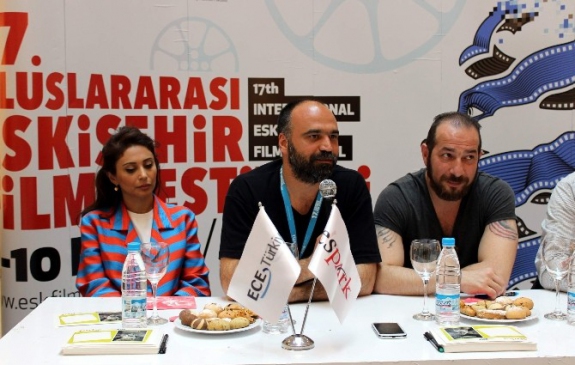 Eskişehir'de "Terkedilmiş" Filminin Yönetmeni ve Oyuncuları Sanatseverlerle Buluştu