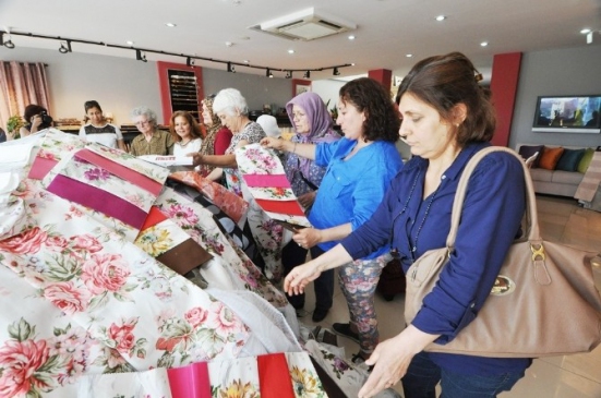 Bodrum Konacık'ta Ev Hanımları Atık Kumaşları Değerlendiriyor