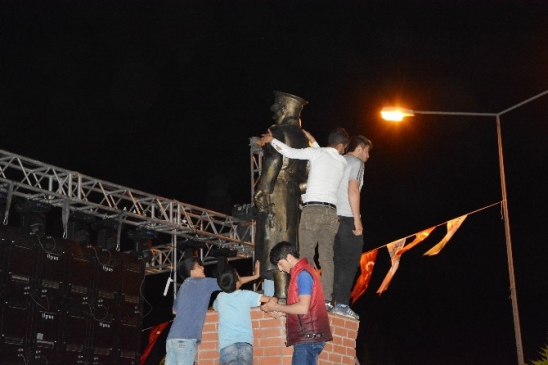 Şanlıurfa Siverek'te Mustafa Ceceli Konserinde Gerginlikler ve İzdiham Ortaya Çıktı