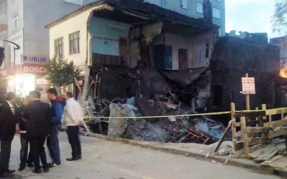 Giresun Espiye'de Akşam Saatlerinde Bina Çöktü, Şans Eseri Yaralı Yok