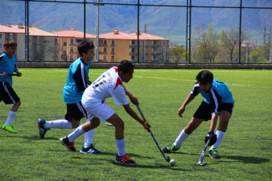 Erzincan'da Gençlik ve Spor Bakanlığı'nın Düzenlediği Çim Hokeyi Müsabakaları Gerçekleştiriliyor