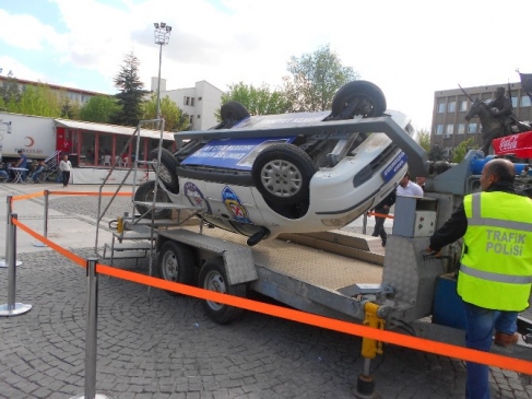 Uşak Merkez'de Emniyet Kemeri Simülasyon Aracı ile Farkındalık Artırılıyor