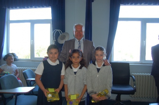 Lapseki'de Trafik Güvenliği Haftası Kapsamında Yarışmalarda Dereceye Giren Öğrencilere Ödüller Dağıtıldı