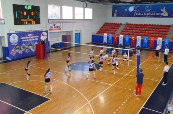 Düzce 18 Temmuz Spor Salonu’nda Genç Kızlar Voleybol Müsabakaları Gerçekleştirildi