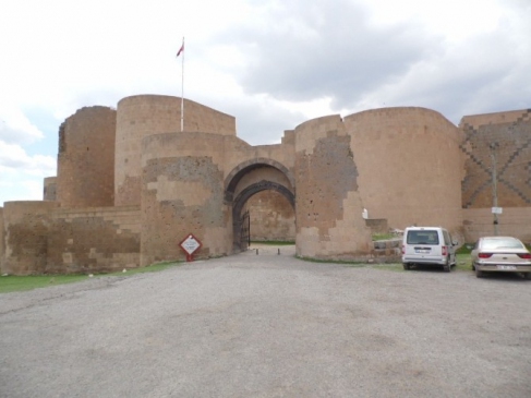 Kars'ta Yerli ve Yabancı Turistlerin İlgi Gösterdiği Anı Antik Kenti Her Gün Ziyaret Ediliyor