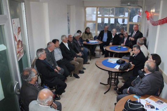 Trabzon'da Haluk Pekşen Emeklilerle Bir Araya Gelerek Yasal Düzenlemeler Üzerine Konuştu