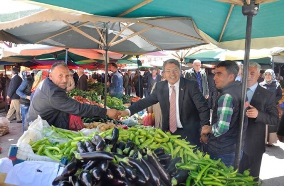 Gümüşhane Merkez'de Milletvekilleri Üstün ve Aydın, Pazar Esnafını Ziyaret Etti