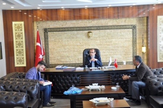 Hasankeyf'de Eğitimci Yazar Güney Utkun, Kaymakam Temel Ayca'ya Kitap Hediye Etti