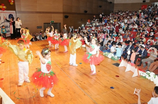 Batman Fatih İlkokulu'nda Kutlu Doğum Programında Öğrenciler Gösteri Yaptı