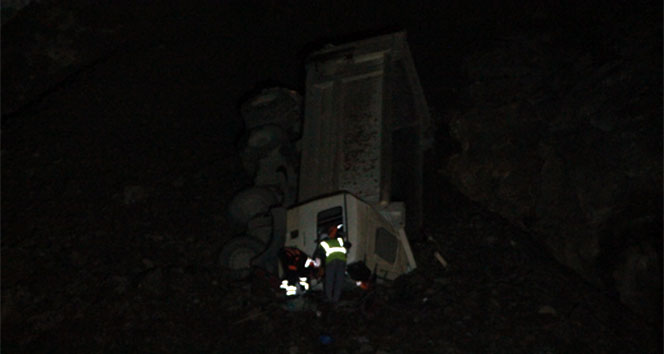 Kilimli Çatalağzı'nda Meydana Gelen Heyelan Sonrası Kamyon Uçuruma Düştü