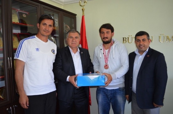 Adıyaman Merkez'den Mesut Tükenmez, Türkiye Volo Şampiyonası'nda Üçüncü Oldu