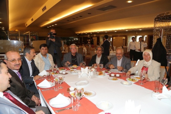 Kayseri'de Vali Düzgün, Şairler ve Yazarlarla Yemekte Bir Araya Geldi