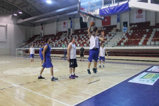 Yalova Belediyespor, Bolu'da gerçekleştirilecek dörtlü finallere katılmak üzere yola çıktı