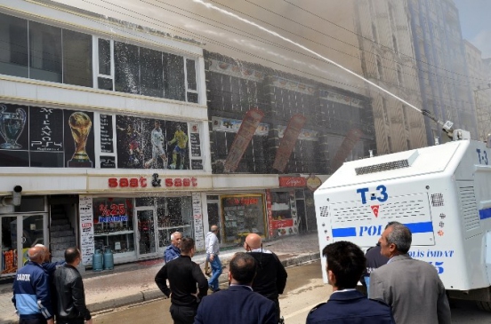 Hakkari Yüksekova'da Bir Kafenin Çatısında Yangın Çıktı