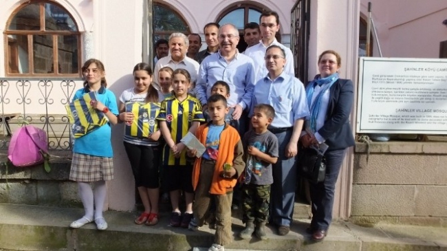 Burhaniye'de Vali Mustafa Yaman, Mahalleleri Ziyaret Etti ve Vatandaşlarla Buluştu