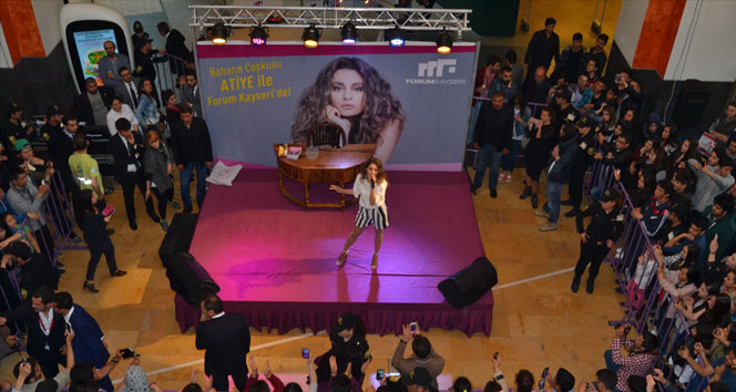 Kayseri Forum'da Genç Sanatçı Atiye, Hayranlarına Enerji Dolu Bir Konser Verdi