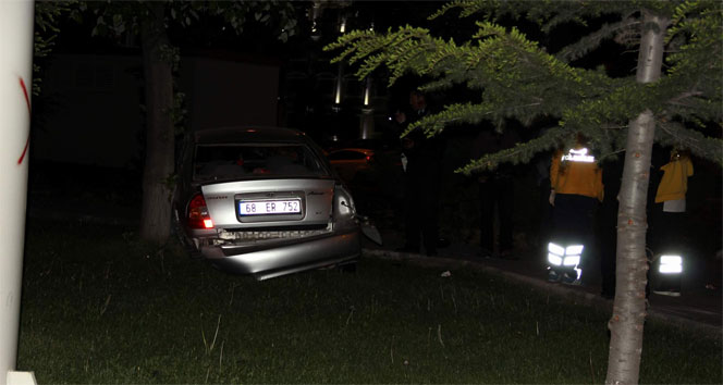Kayseri Sivas Bulvarı'nda Yoldan Çıkan Otomobil Ağaca Çarparak Durdurdu