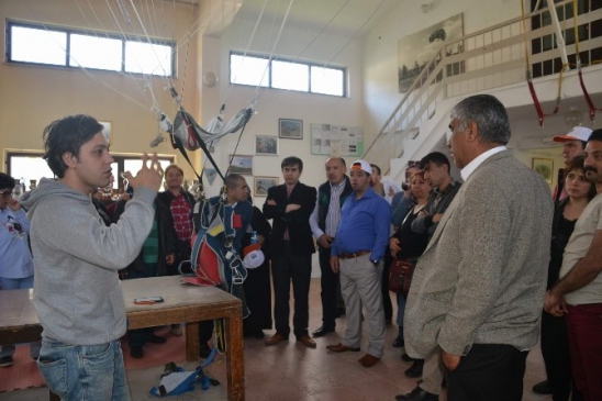 Kırşehir Kent Konseyi'nin düzenlediği etkinlikte engelliler, Eskişehir'deki havacılık eğitim merkezini gezdi