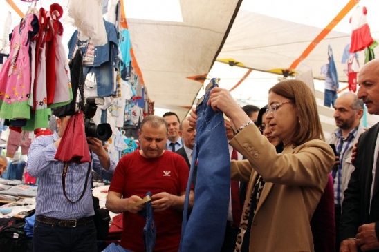 Aile ve Sosyal Politikalar Bakanı Ayşenur İslam, Sakarya Erenler'de Halk Pazarını Ziyaret Etti