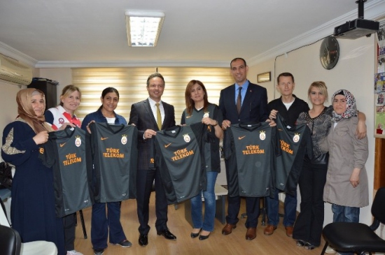 Galatasaray, Manisa'daki Otizmli Çocuklara Forma Gönderdi