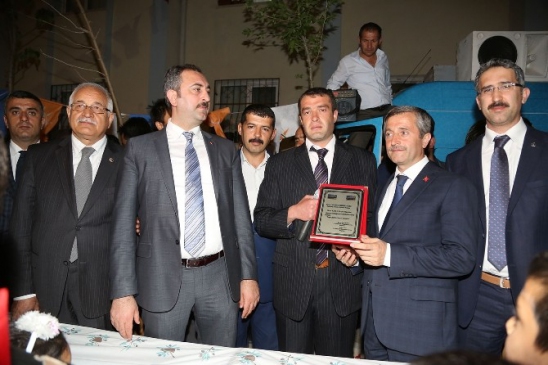 Şahinbey'de Mavi Kent Sakinleri, Başkan Tahmazoğlu'na Teşekkür Plaketi Verdi