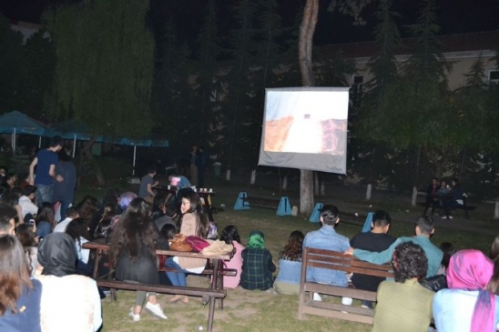 Sakarya Üniversitesi Eğitim Fakültesi'nde Açık Havada Sinema Etkinliği Gerçekleştirildi