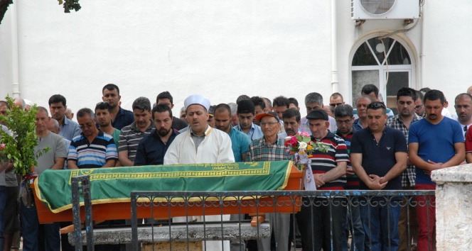 İzmir'de Hayatını Kaybeden Ebru Taştekin, Muğla Marmaris'te Defnedildi