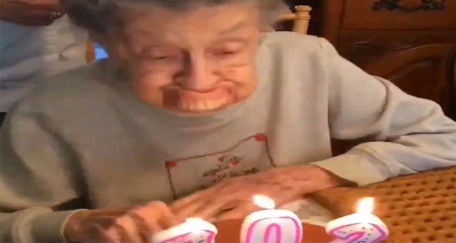 102 Yaşındaki Kadının Doğum Gününde Komik Anlar Yaşandı