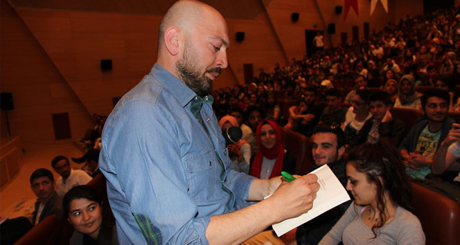 Kocaeli Büyükşehir Belediyesi tarafından düzenlenen 7. Kocaeli Kitap Fuarı etkinlikleri başladı