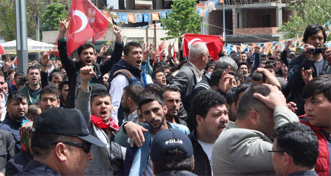 Kırşehir'de HDP'nin Mitinginde Alperenler ve HDP'liler Arasında Arbede Çıktı