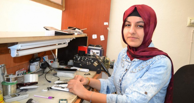 Siirt'te Kadın Telefon Tamircileri Emine Elinç ve Azize Aslan, Meslektaşlarına Taş Çıkarıyor