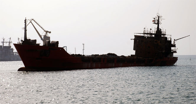 İran, Basra Körfezi’nde Singapur Bayraklı Yük Gemisine Ateş Açtı