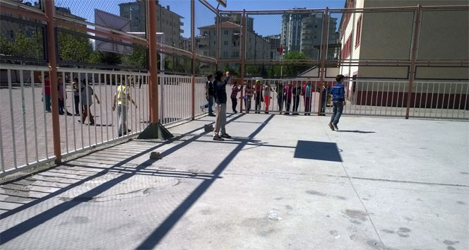 Kayseri'de Bir İlkokulun Bahçesindeki Minyatür Kale Direkleri Çalındı