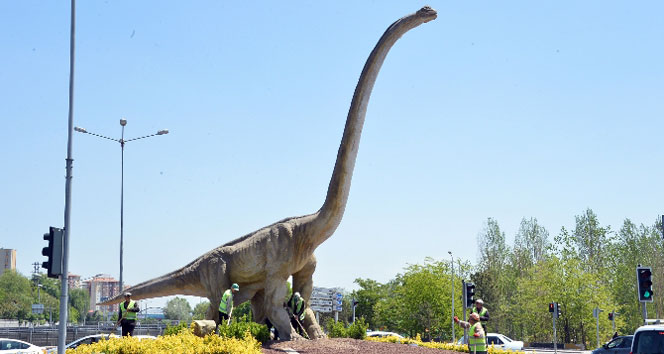 Ankara'da Çiftlik Kavşağı'na Yerleştirilen 15 Metre Yüksekliğindeki Dinocan Heykeli Tanıtıldı