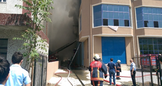 İstanbul Beylikdüzü'nde Terlik Atölyesinde Yangın Çıktı, Paniğe Neden Oldu