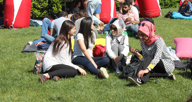 İstanbul Kemerburgaz Üniversitesi'nde Athena'nın Sahne Aldığı Bahar Şenliği Etkinliği Gerçekleştirildi