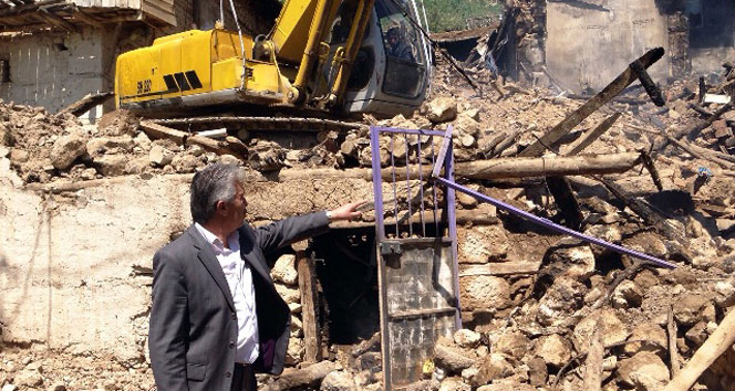 Karaman Başyayla'da Çıkan Yangında 3 Ev Kül Oldu