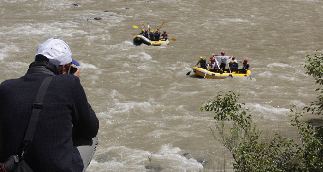 Hakkari'de Gençlik Haftası Etkinlikleri Kapsamında Rafting ve Diğer Aktiviteler Gerçekleştirildi