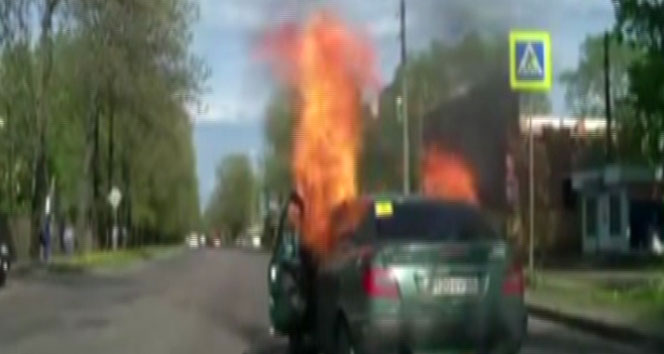 Rusya'da Bir Araç Seyir Halindeyken Alev Aldı, Kadın Kurtuldu