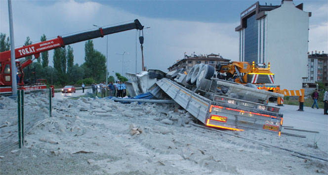 Tokat'ta Devrilen TIR'da Sürücü 1,5 Saat Sıkıştı