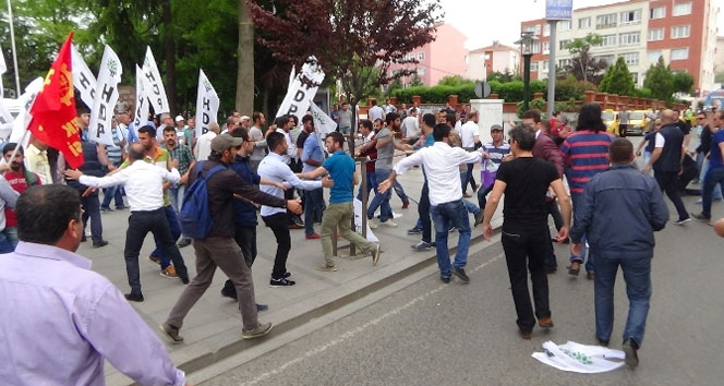 Tekirdağ Çorlu'da HDP'liler, AK Parti Seçim Aracına Saldırı Düzenledi