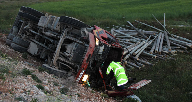 Karaman'da Kavak Yüklü Kamyonun Traktöre Çarpması Sonucu 1 Kişi Hayatını Kaybetti, 3 Kişi Yaralandı