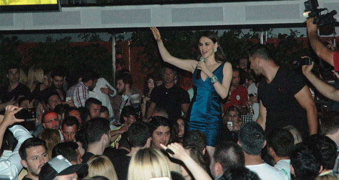 Ayşe Hatun Önal, Bodrum'da Güm Güm Şarkısıyla Hayranlarını Coşturdu