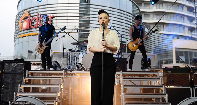 Mall of İstanbul'da Model Grubunun Konseriyle 1. Yıl Dönümü Kutlandı