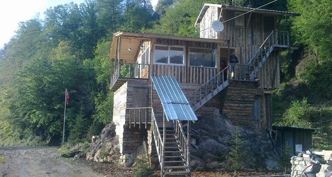 Trabzon Hayrat'ta Dere Kenarına İnşa Edilen Restoran Müşterilerini Bekliyor