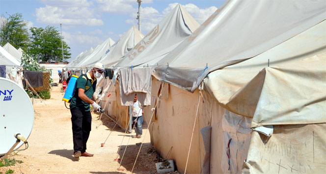 Şanlıurfa Akçakale'de Çadır Kentte Zararlı Haşerelere Karşı İlaçlama Uygulaması Başladı