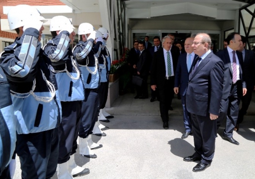 İçişleri Bakanı Sebahattin Öztürk, Erzurum'da Büyükşehir Belediye Başkanı Mehmet Sekmen'i ziyaret etti.