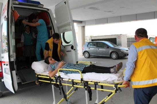 Niğde'de 8 Lise Öğrencisi Doğum Günü Pastasından Zehirlendi