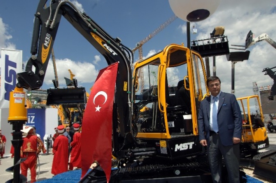 Gaziantep’te Sanko Makina, Türkiye’nin İlk Mini Ekskavatörünü Tanıttı